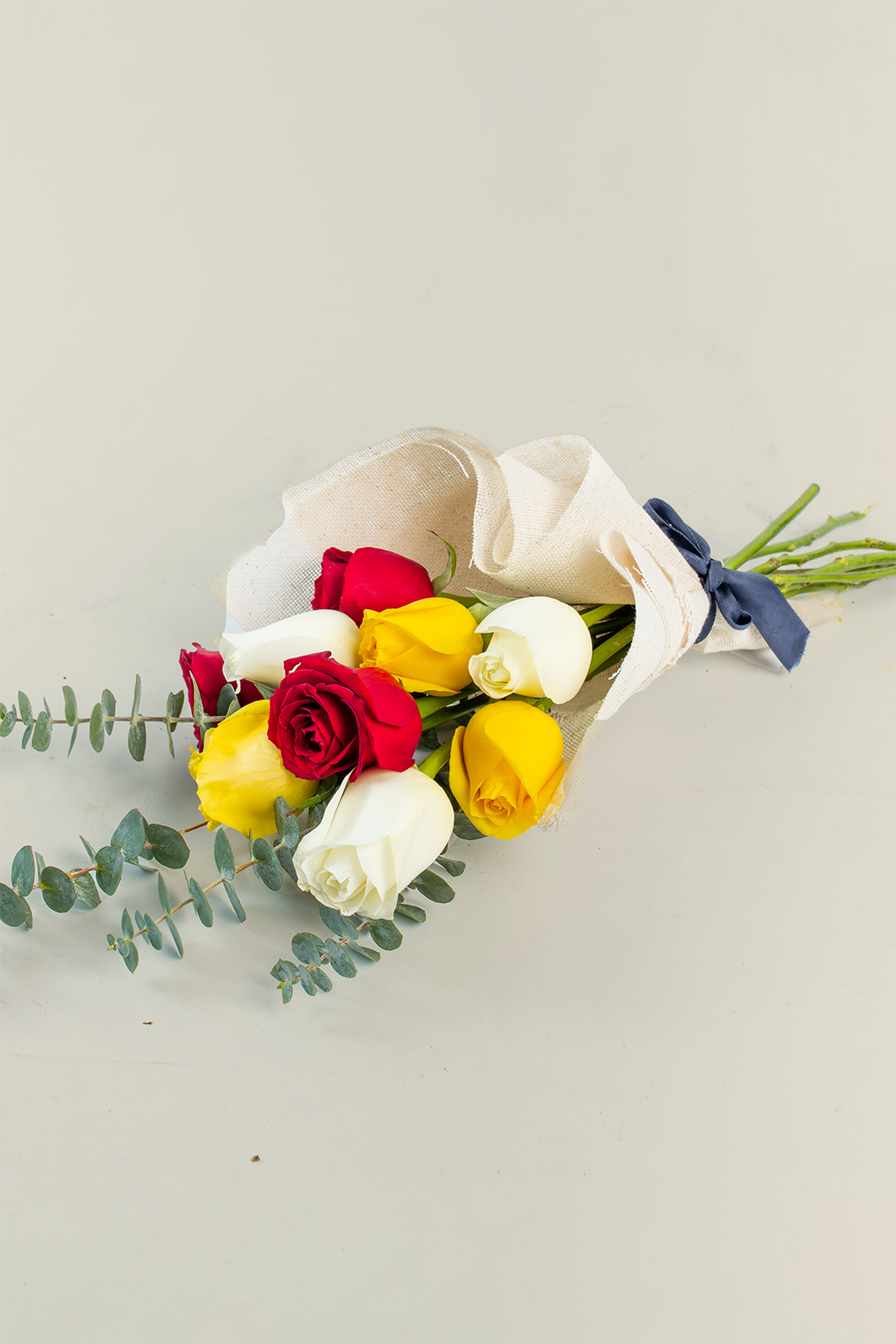 Ramo 9 Rosas Mix / Envoltura Yute CHIH.