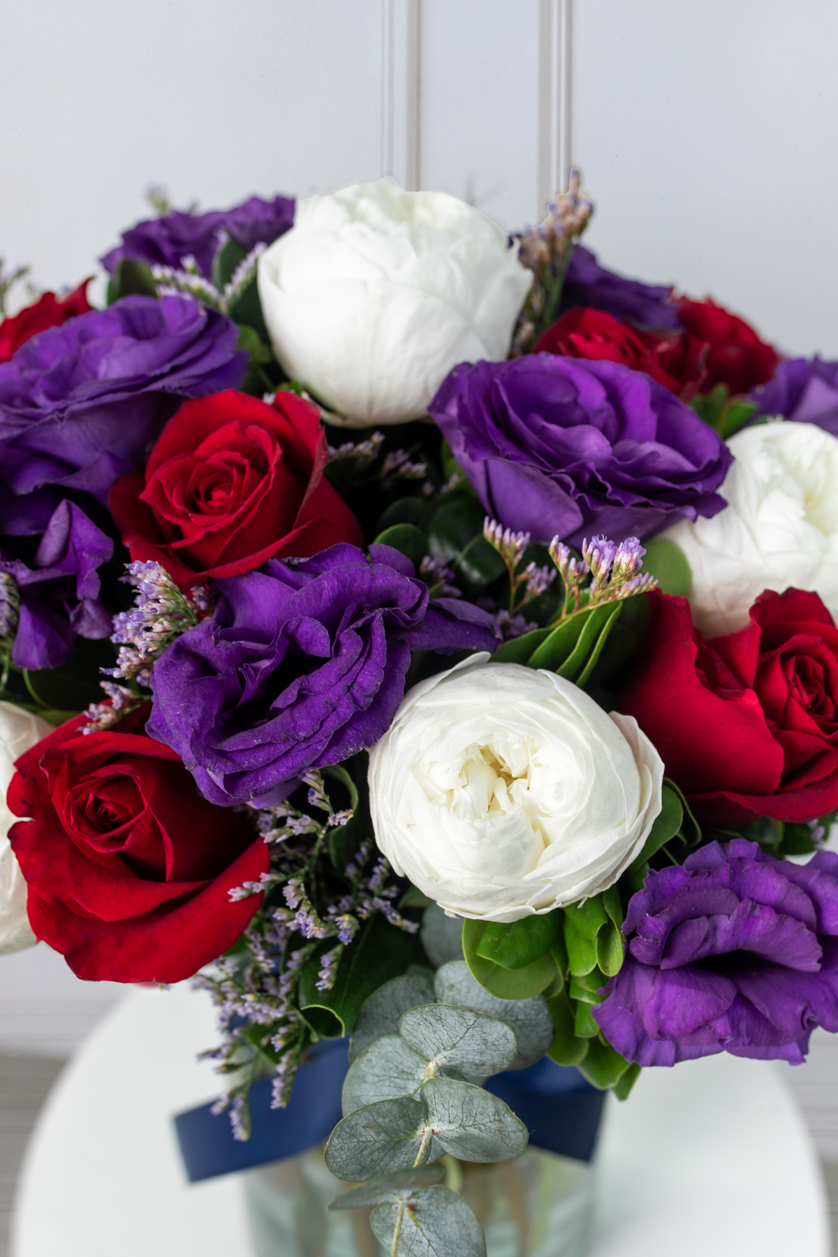 Perfecta - Peonia Blanca, Rosa Roja y Lisianthus