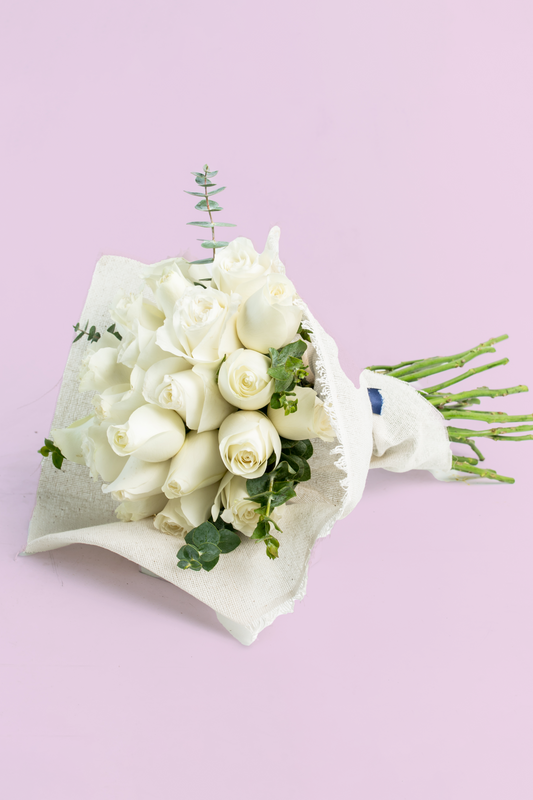 Ramo 30 Rosas Blancas - Envoltura Yute Cuau. Izc.