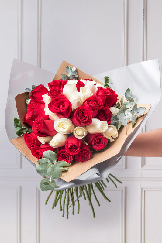Ramo Buchón / 50 Rosas Roja y Blanca IRAPUATO