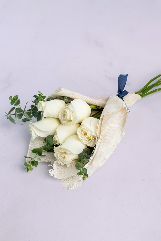 Ramo 6 Rosas Blancas / Envoltura Yute Cuau. Izc.