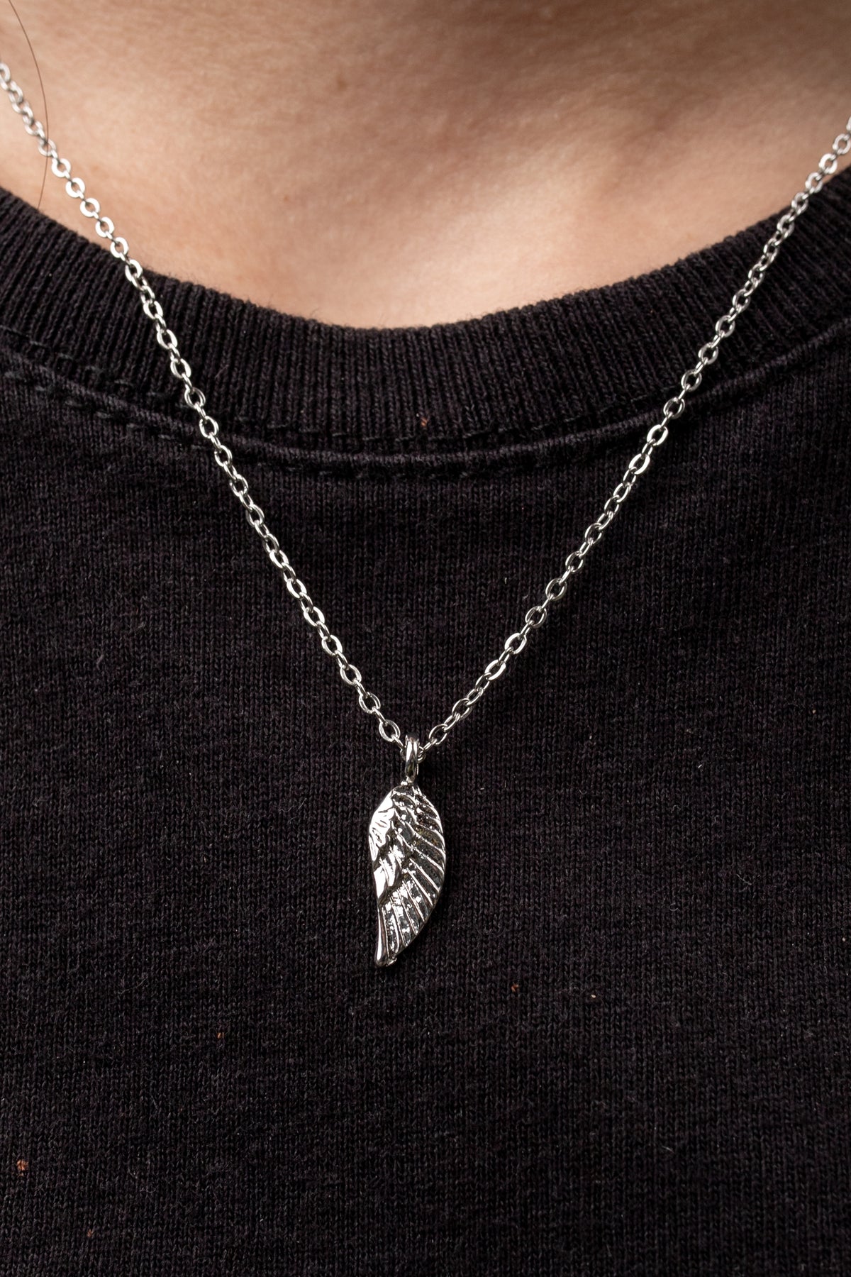 Collar Alas + Luz Eterna - Lilium y Clavel Blanco