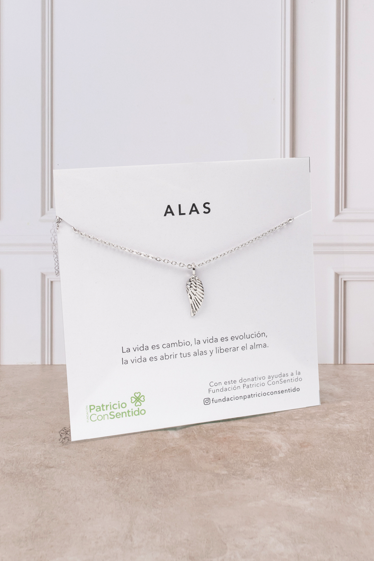 Collar Alas + Luz Eterna - Lilium y Clavel Blanco