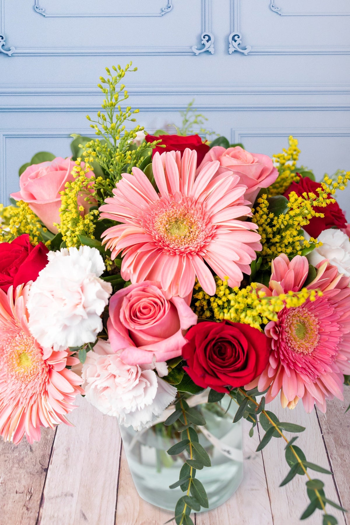 Colores Alegres - Gerbera Rosa, Rosa Roja y Clarita LEON