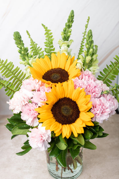 Feliz Día / Girasoles y Claveles Rosas CEL.