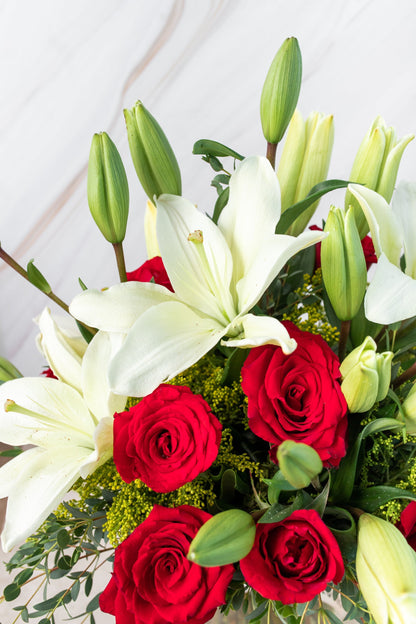 Carmín - Rosas Rojas y Lilium Blanca XAL
