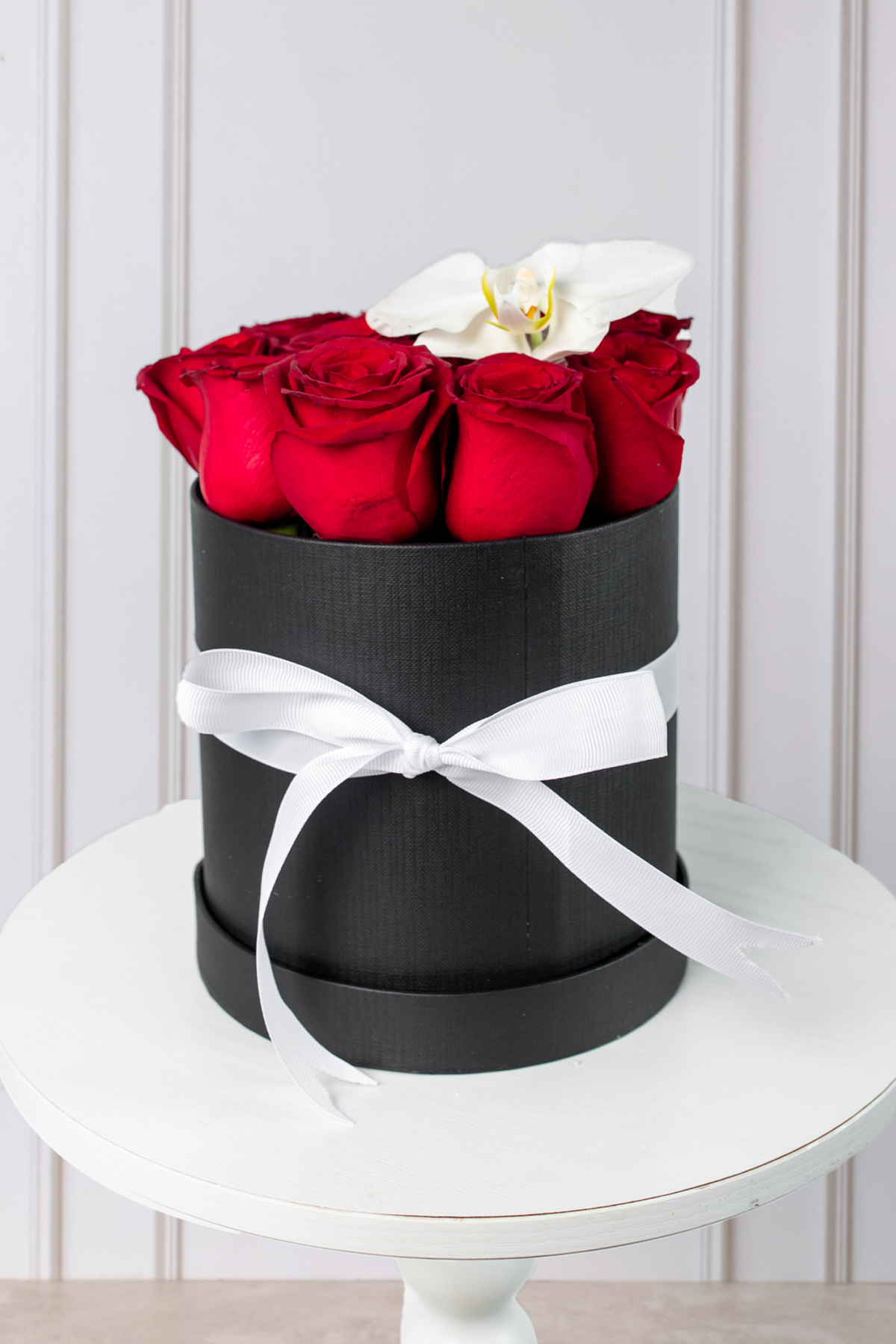 Señorita - Caja de Rosas Rojas con Orquídea