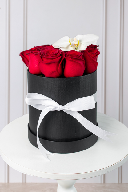 Señorita / Caja de Rosas Rojas con Orquídea Cuau. Izc.