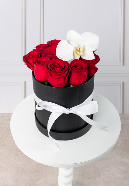 Señorita / Caja de Rosas Rojas con Orquídea Cuau. Izc.