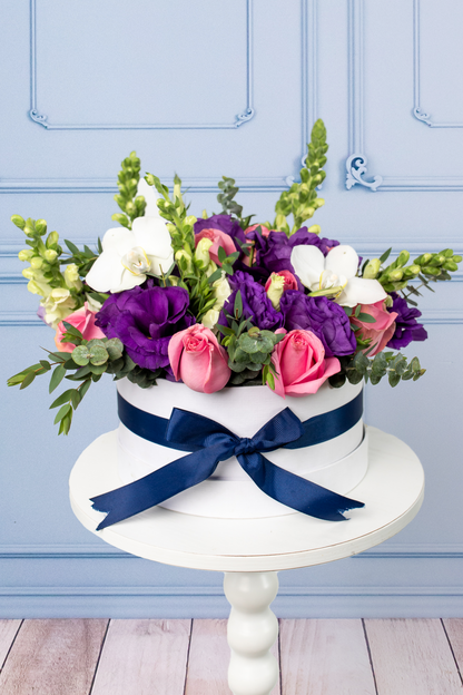 Verona - Caja de Rosas Claritas con Lisianthus y Orquídea CH/IXT
