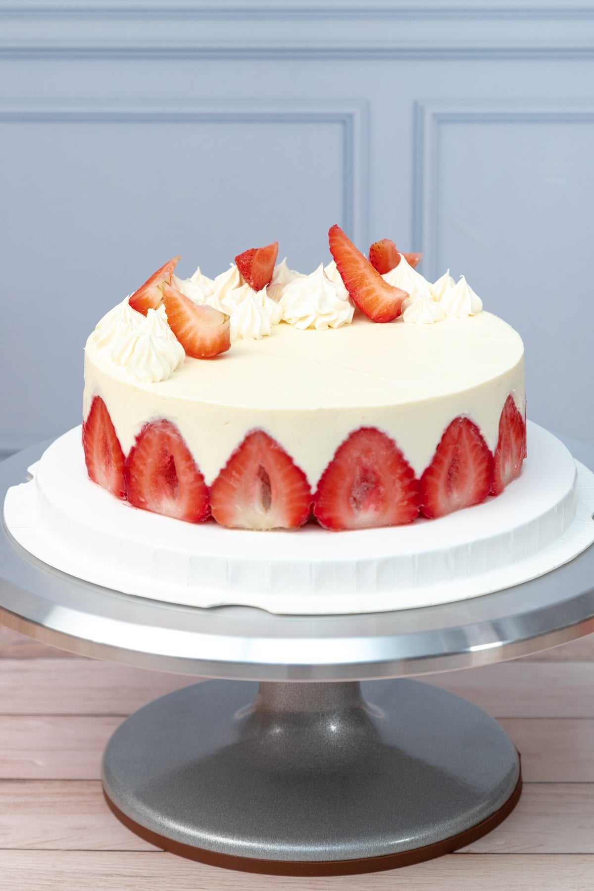 Large Strawberry Cake - Chocolate and Philadelphia Cheesecake