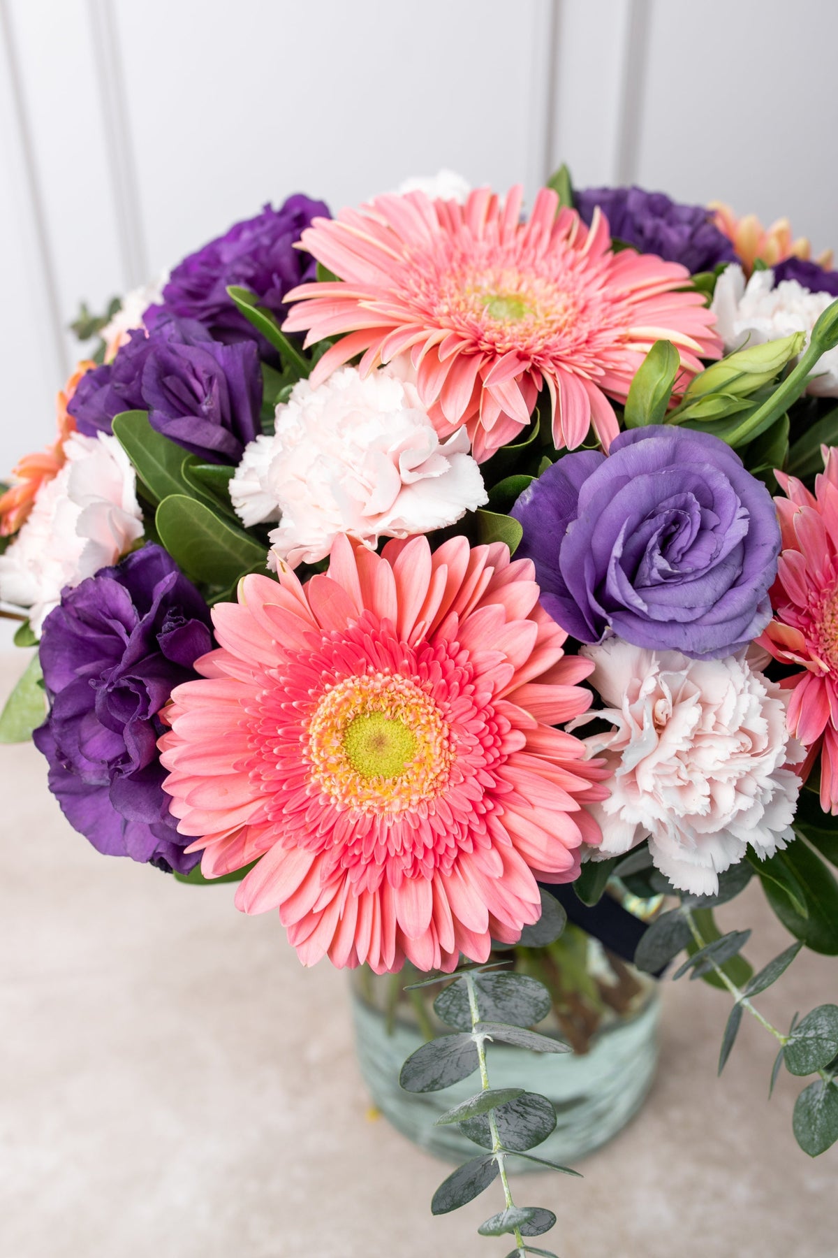 Coral - Gerbera Rosa, Lisianthus Morado y Clavel Rosa XAL
